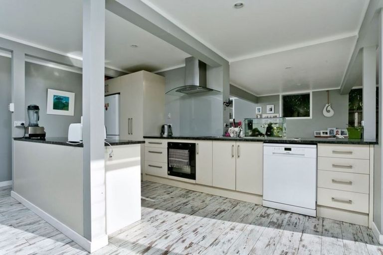 Photo of property in 90 Saddleback Rise, Murrays Bay, Auckland, 0630
