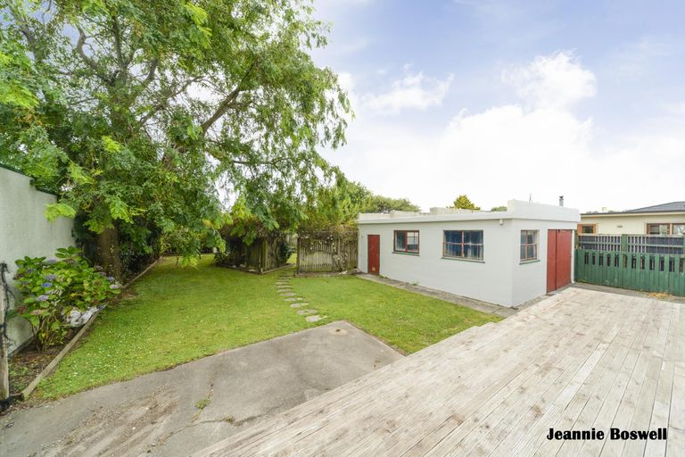Photo of property in 5 Rangitira Avenue, Palmerston North, 4414