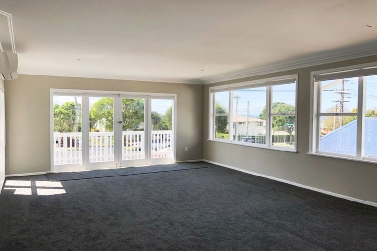 Photo of property in 72 Waimumu Road, Massey, Auckland, 0614