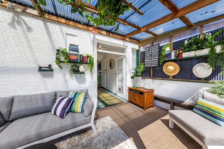 Photo of property in 32 Dignan Street, Point Chevalier, Auckland, 1022