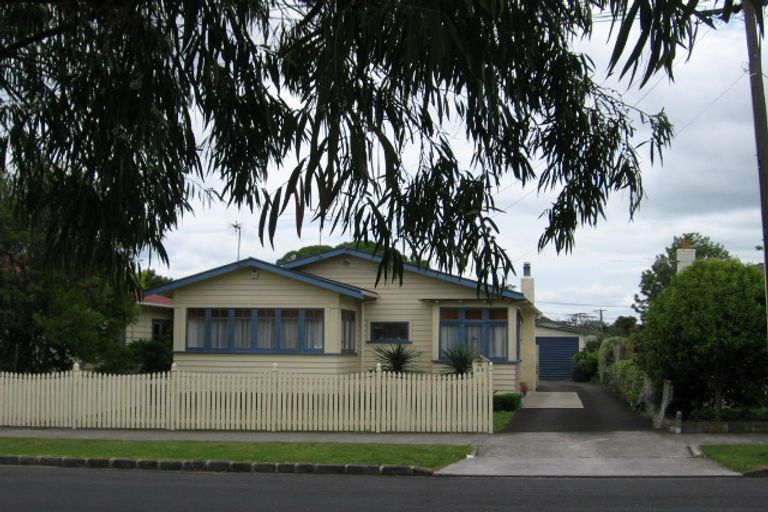 Photo of property in 37 Walmer Road, Point Chevalier, Auckland, 1022