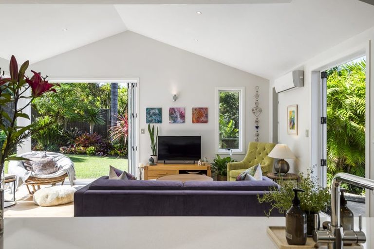 Photo of property in 8 Tree Fern Trail, Campbells Bay, Auckland, 0630