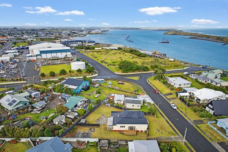 Photo of property in 4 Ashton Terrace, Castlecliff, Whanganui, 4501