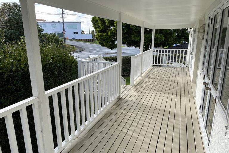 Photo of property in 1/2 Heathcote Road, Castor Bay, Auckland, 0620