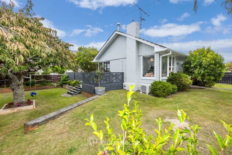Photo of property in 35 Whirinaki Crescent, Heretaunga, Upper Hutt, 5018