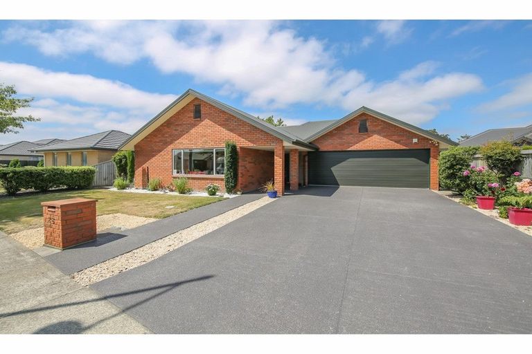 Photo of property in 28 Cedar Place, Rangiora, 7400