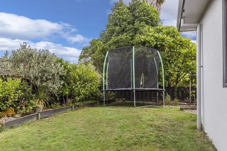 Photo of property in 22 Chedworth Drive, Glenfield, Auckland, 0629