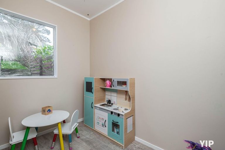 Photo of property in 52 Colchester Crescent, Newlands, Wellington, 6037