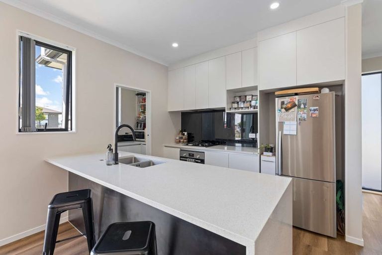 Photo of property in 2 Poutawa Lane, Clarks Beach, 2122