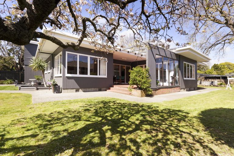Photo of property in 562 Featherston Street, Roslyn, Palmerston North, 4414