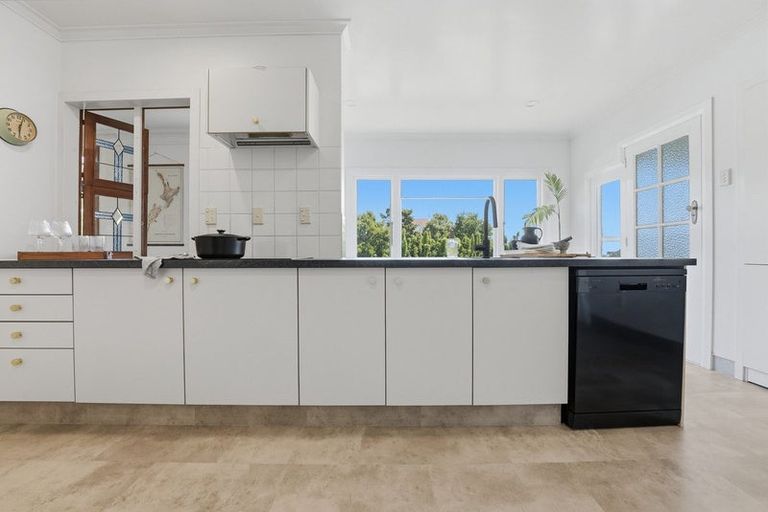 Photo of property in 6 Ridge Lane, New Plymouth, 4310