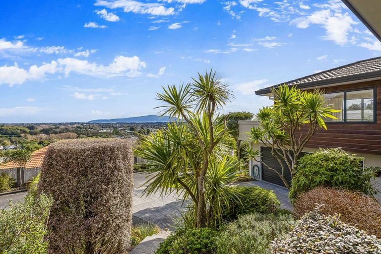 Photo of property in 77 Kakariki Grove, Waikanae, 5036