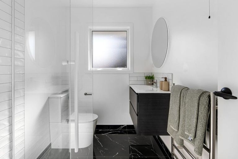 Photo of property in 2/320 Memorial Avenue, Burnside, Christchurch, 8053