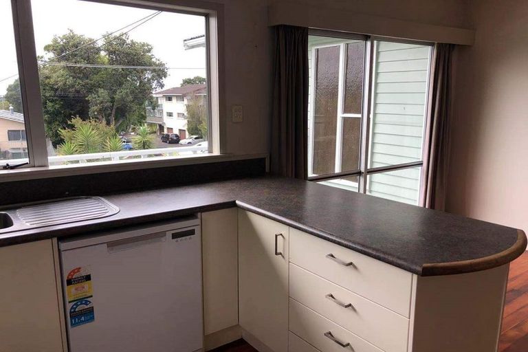 Photo of property in 208 Sunnynook Road, Totara Vale, Auckland, 0627