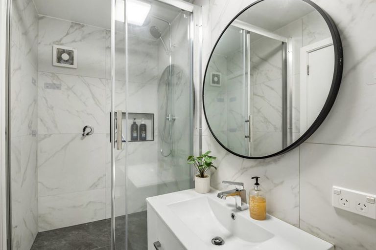 Photo of property in 1/27 Sandown Road, Rothesay Bay, Auckland, 0630