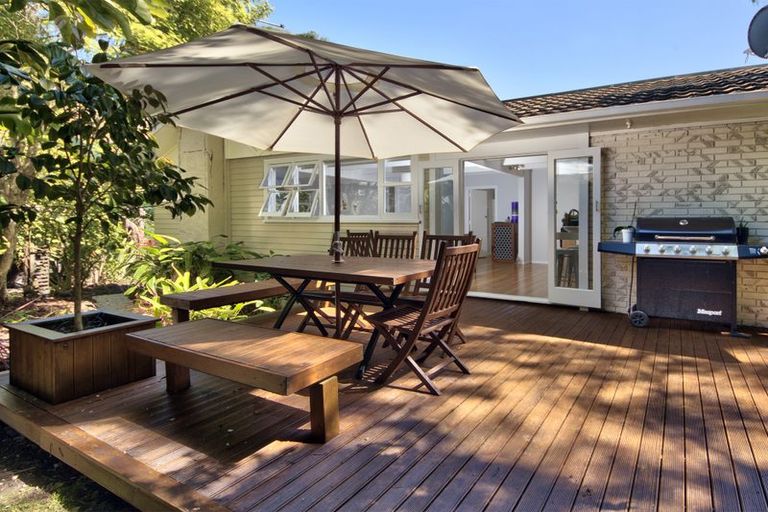 Photo of property in 2/2 Avonleigh Road, Green Bay, Auckland, 0604