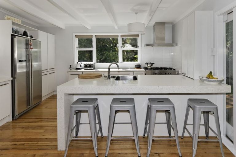 Photo of property in 2/2 Avonleigh Road, Green Bay, Auckland, 0604