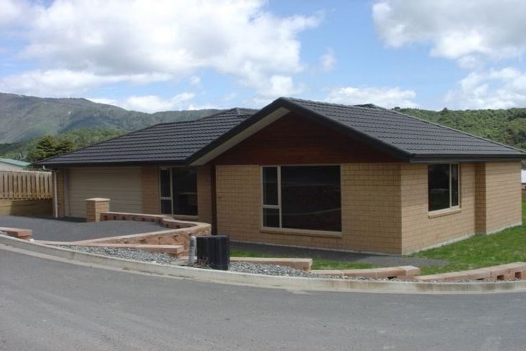 Photo of property in 112 Milton Terrace, Picton, 7220