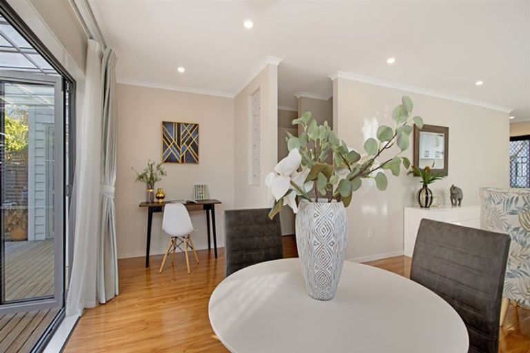 Photo of property in 37 Vinograd Drive, Te Atatu Peninsula, Auckland, 0610