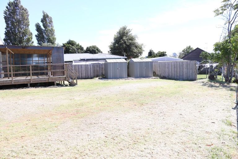 Photo of property in 10 Ingleby Place, Kelston, Auckland, 0602