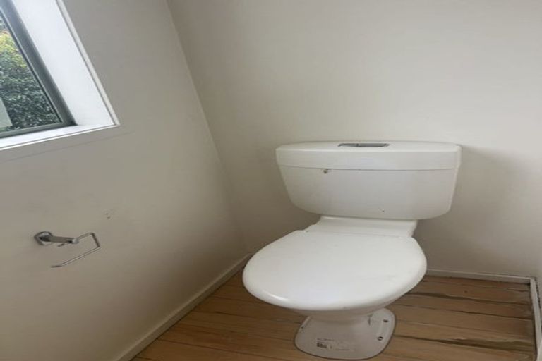 Photo of property in 2/5 Kilham Avenue, Northcote, Auckland, 0627