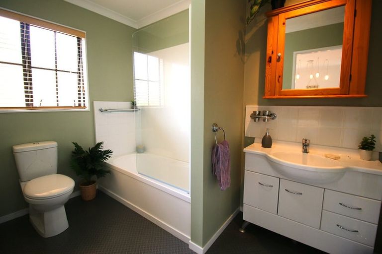 Photo of property in 16 La Lena Grove, Fitzherbert, Palmerston North, 4410