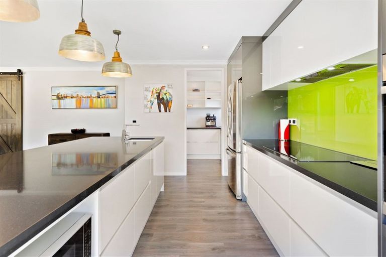 Photo of property in 8 Te Roera Place, Riverhead, 0820