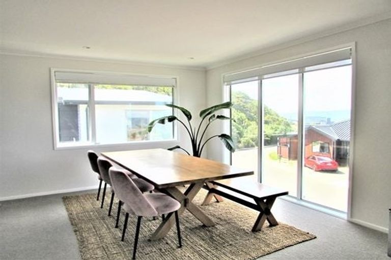 Photo of property in 10 Cromwell Point, Newlands, Wellington, 6037