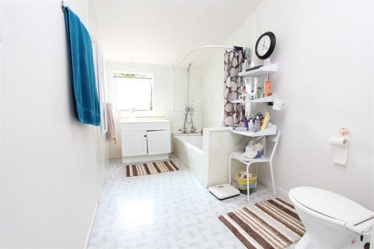 Photo of property in 18 Hollydale Grove, Churton Park, Wellington, 6037