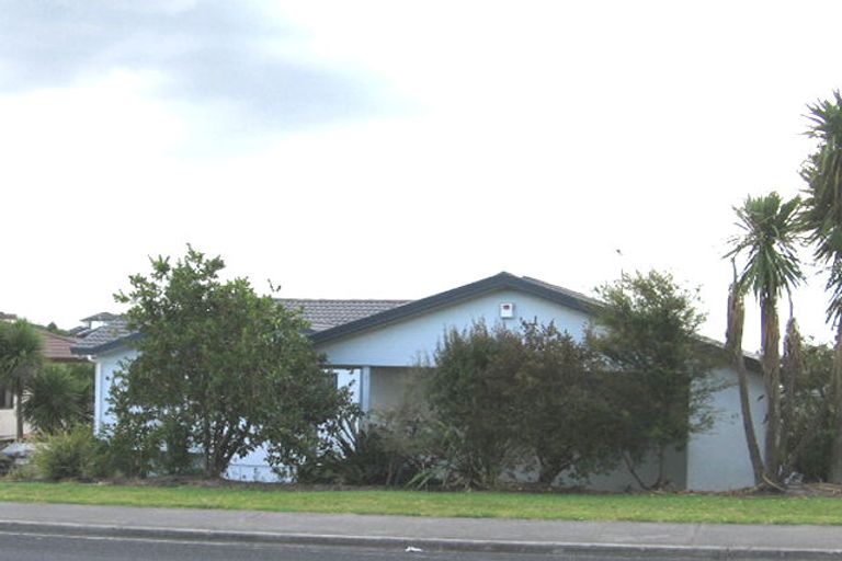 Photo of property in 70 Luckens Road, West Harbour, Auckland, 0618