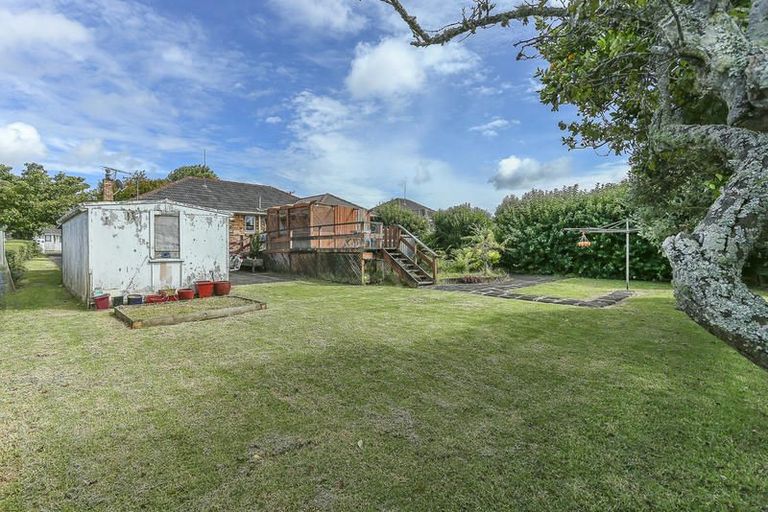 Photo of property in 74 Neil Avenue, Te Atatu Peninsula, Auckland, 0610
