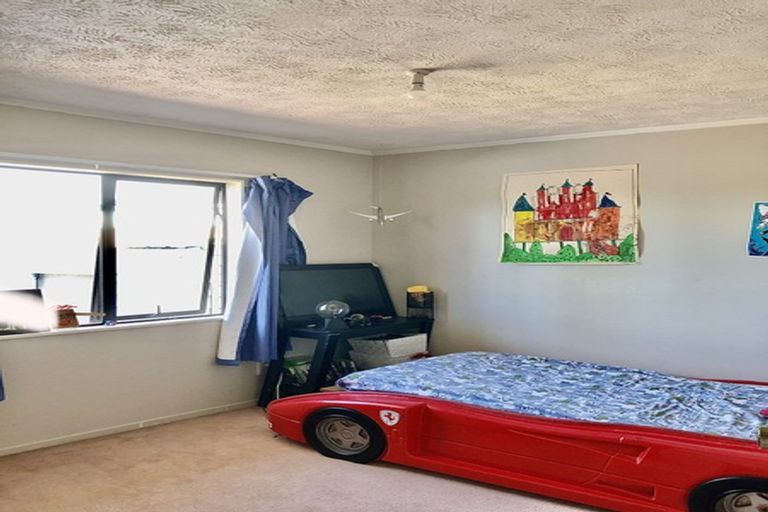 Photo of property in 2/19 Sandgate Avenue, Botany Downs, Auckland, 2010