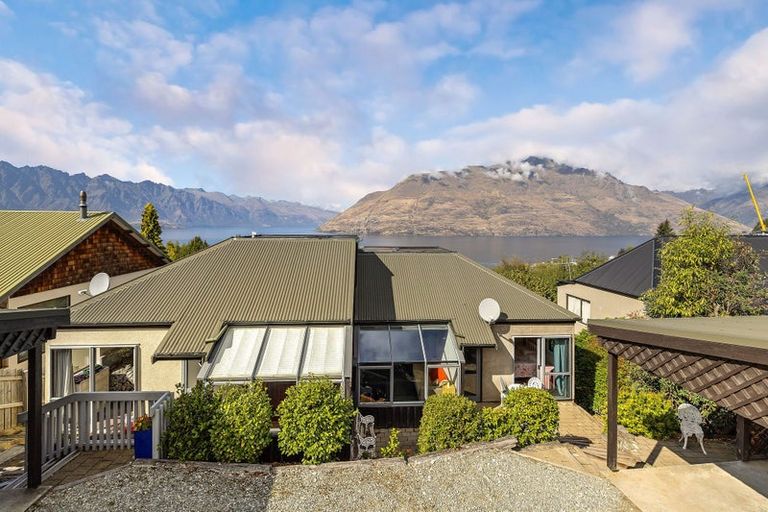 Photo of property in 18a Cameron Place, Fernhill, Queenstown, 9300