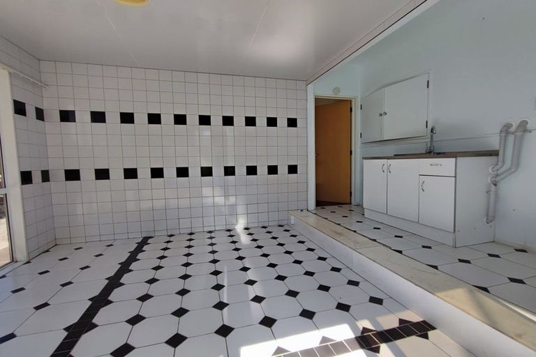 Photo of property in 1/59 Beach Road, Castor Bay, Auckland, 0620