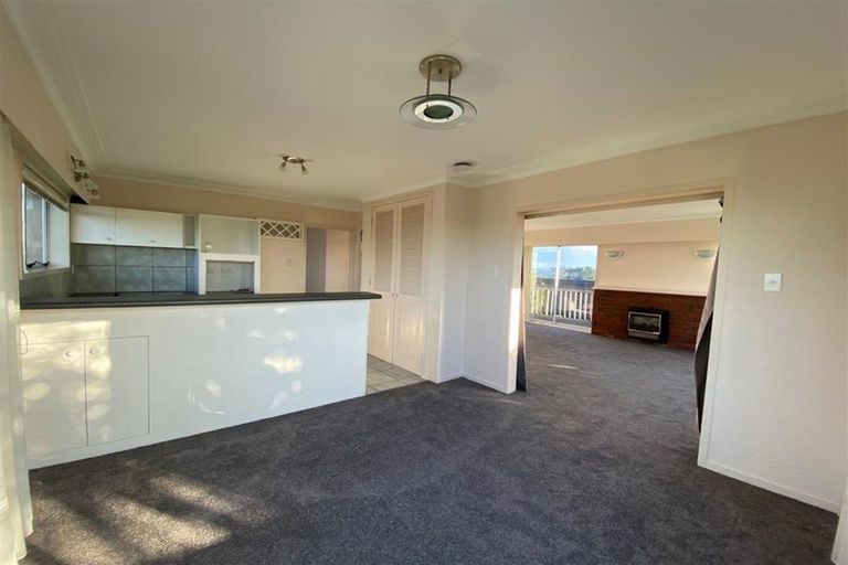 Photo of property in 2/96 Sunset Road, Unsworth Heights, Auckland, 0632