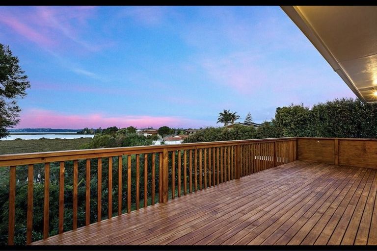 Photo of property in 31 Pipitea Place, Massey, Auckland, 0614