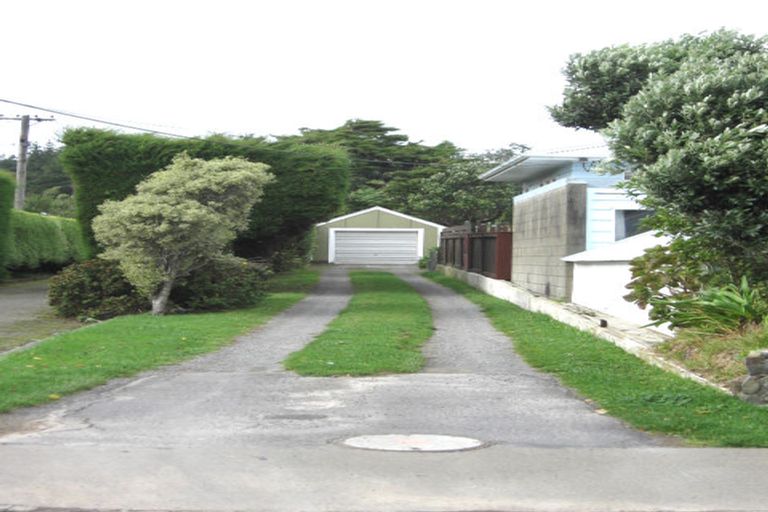 Photo of property in 16 Robert Street, Newlands, Wellington, 6037