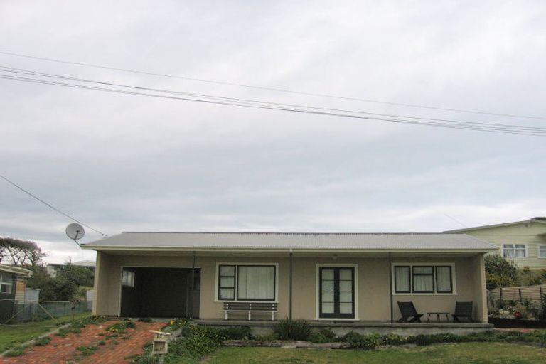 Photo of property in 14 Trafalgar Street, Foxton Beach, Foxton, 4815