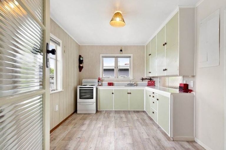 Photo of property in 14 Taikata Road, Te Atatu Peninsula, Auckland, 0610