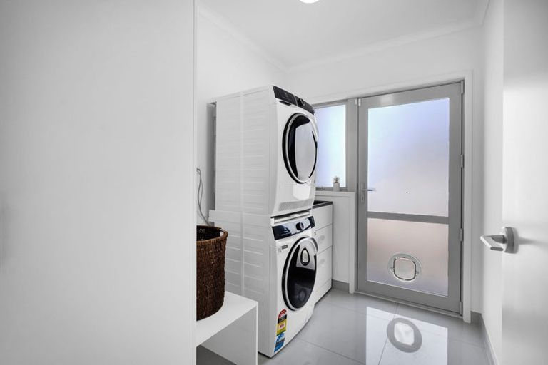 Photo of property in 82 Awanui Street, Merrilands, New Plymouth, 4312