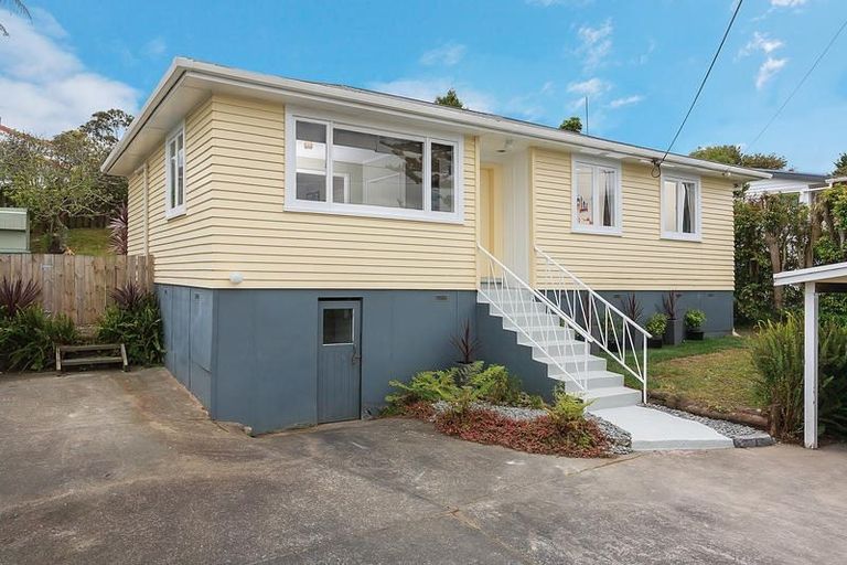 Photo of property in 1/23 Neal Avenue, Glenfield, Auckland, 0629