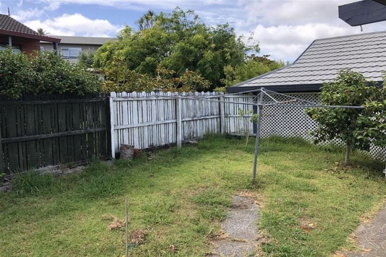 Photo of property in 16 Mallard Place, Unsworth Heights, Auckland, 0632