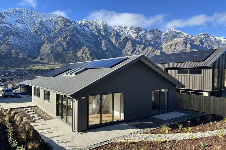 Photo of property in 10 Friesian Close, Jacks Point, 9371