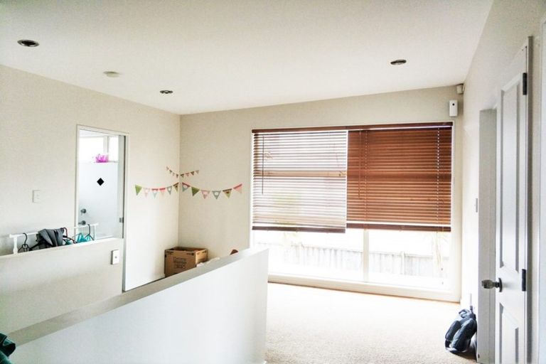 Photo of property in 8 Lakeridge Close, Northcross, Auckland, 0632