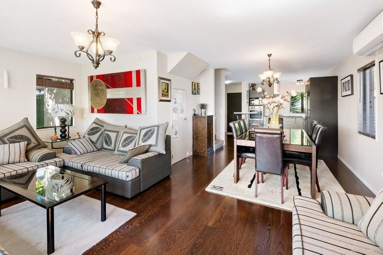 Photo of property in 4/64 Schnapper Rock Road, Schnapper Rock, Auckland, 0632