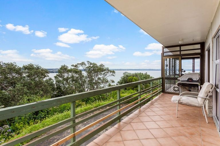 Photo of property in 23 Roberts Road, Matakatia, Whangaparaoa, 0930
