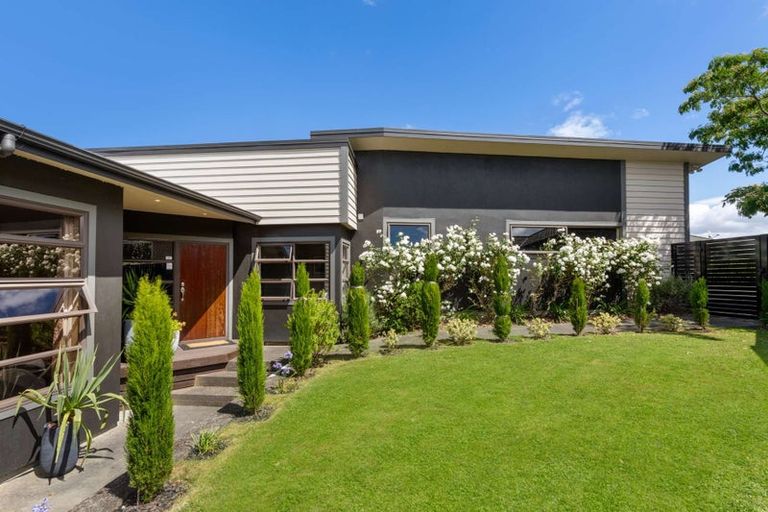 Photo of property in 28 Johnstone Drive, Fitzherbert, Palmerston North, 4410