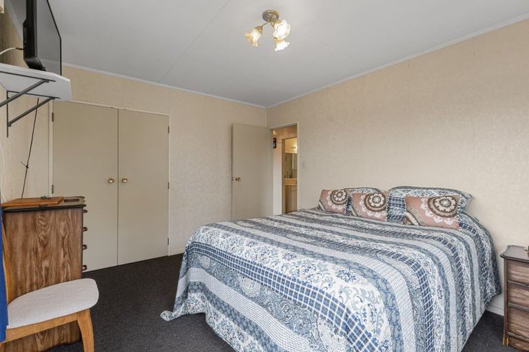 Photo of property in 19 Dunk Place, Milson, Palmerston North, 4414