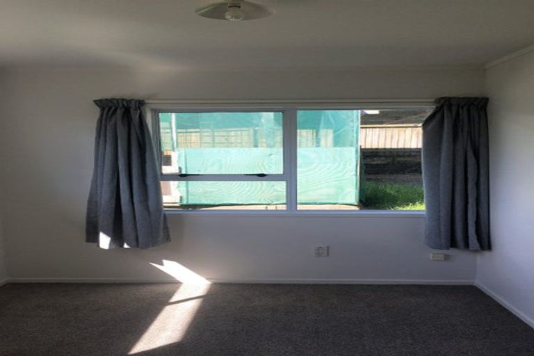 Photo of property in 303 Glenfield Road, Glenfield, Auckland, 0629