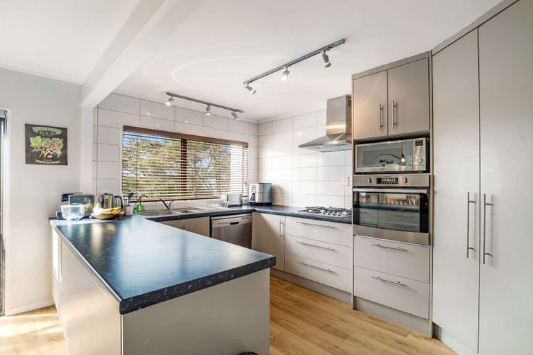 Photo of property in 10 Glen Vista Place, Bayview, Auckland, 0629